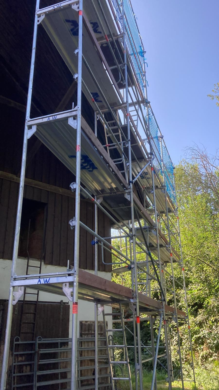 Detailaufnahme eines Gerüstaufbaus an einem Bauernhaus